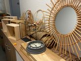 un miroir accroché au mur, à côté d'une étagère sur laquelle sont posés des paniers