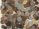 beaucoup de pièces dans une boîte blanche posée sur une table