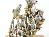 une figurine représentant un groupe de personnes assises sur un rocher