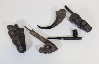 quatre types différents de traces de fumée de pipe sur une surface blanche