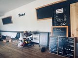 un tableau noir accroché au mur d'un café