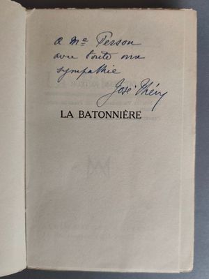 un livre ouvert avec une écriture dessus, posé sur une table