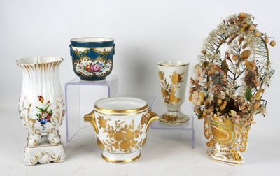 quatre vases posés les uns à côté des autres sur une table
