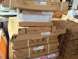de nombreux cartons empilés les uns sur les autres dans un entrepôt