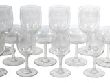 un grand nombre de verres à vin vides posés sur une table