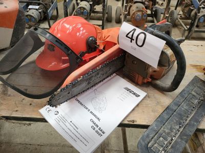 une tronçonneuse posée sur une table