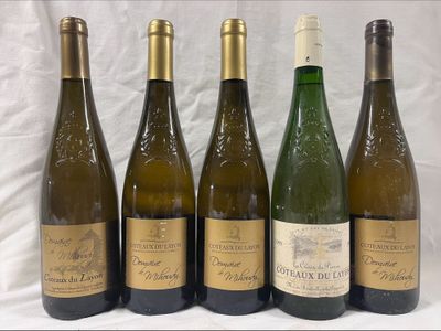 six bouteilles de vin sont alignées sur une table