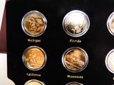 une photo d'une vitrine contenant diverses pièces d'or et d'argent