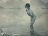 une femme nue debout dans l'eau, près du rivage