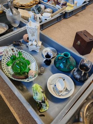 un plateau sur lequel sont posés de nombreux plats et bols