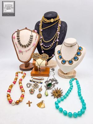 Plusieurs colliers, bracelets et boucles d'oreilles sont exposés sur une table