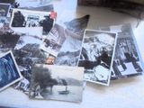 beaucoup de vieilles photos en noir et blanc sur la table