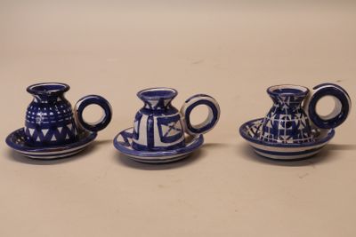trois tasses et soucoupes bleues et blanches posées sur une table