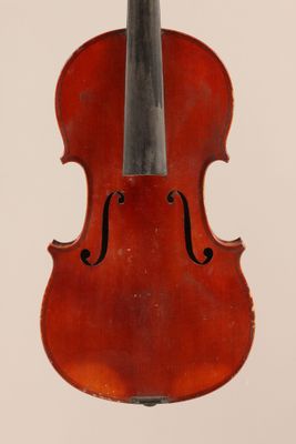 un vieux violon avec un archet accroché à son dos