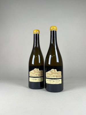 deux bouteilles de vin posées l'une à côté de l'autre sur une table