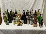 de nombreuses bouteilles d'alcool posées sur une table recouverte d'une nappe blanche