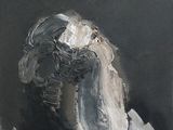une peinture à l'huile représentant une femme en robe blanche sur fond noir
