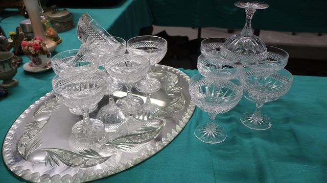 Plateau miroir et 12 coupes à champagne en cristal 