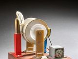 une petite maquette d'une machine posée sur une table