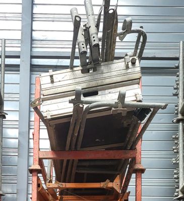 une grande pile d'objets métalliques posée sur un chariot rouge