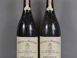 deux bouteilles de vin posées sur une table l'une à côté de l'autre