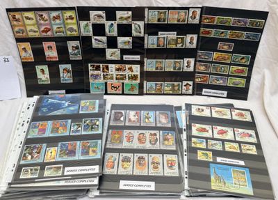 de nombreux types de timbres différents exposés sur une table