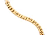 un bracelet en or avec des maillons de type « curb » sur fond blanc