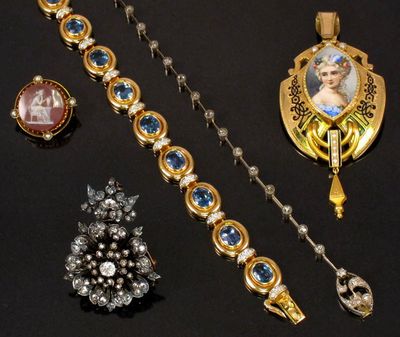 plusieurs bijoux, dont un collier, une broche et une broche