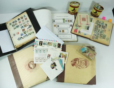 beaucoup de timbres posés sur une table, à côté d'un livre