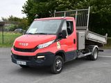 un camion rouge garé dans un parking