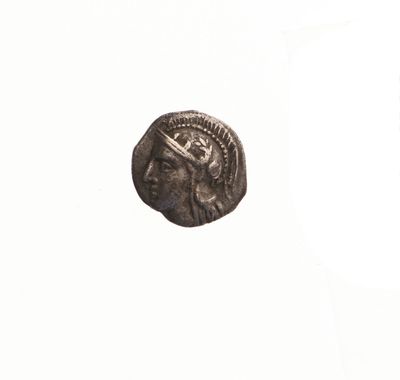 une vieille pièce de monnaie sur laquelle figure la tête d'une femme, sur un fond blanc