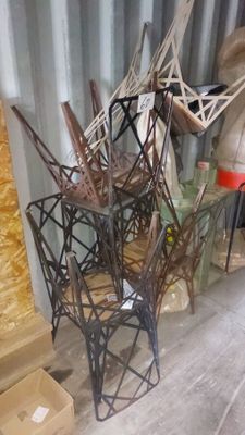 de nombreux meubles posés à même le sol