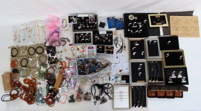 tout un assortiment de bijoux posés sur une table blanche