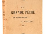 un vieux livre posé sur une table à côté d'un fond blanc