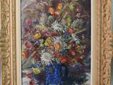 une peinture de fleurs dans un vase bleu sur une table