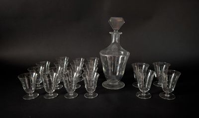beaucoup de verres et une carafe sur la table