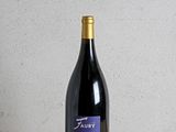 une bouteille de vin posée sur une table en bois