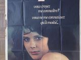 affiche de cinéma représentant le visage d'une femme sur le mur d'une salle de bains