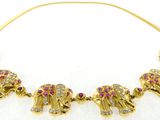 un gros plan sur un collier en or orné de pierres roses et blanches