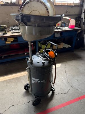 une machine posée sur un chariot dans un garage