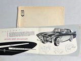 Une ancienne brochure automobile présente une photo en noir et blanc