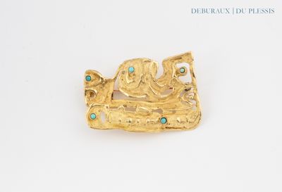 an image of a gold brooch with turquoise stones on it