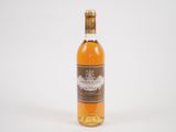 l'image d'une bouteille de whisky posée sur une surface blanche