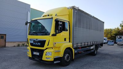 un camion jaune garé dans un parking