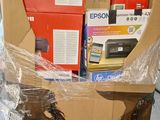 une boîte en carton emballée dans du plastique
