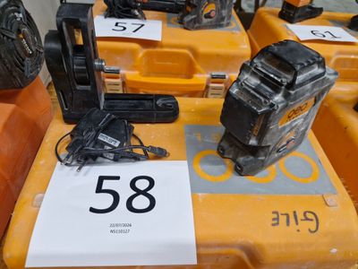 de nombreux types d'outils électriques exposés dans un magasin