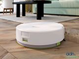 un aspirateur robot posé sur le sol du salon