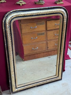 un miroir posé sur une table devant une commode