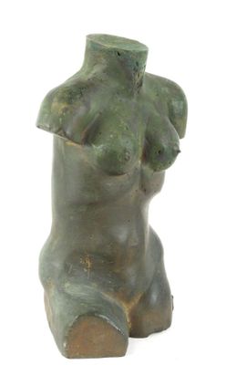 sculpture représentant un torse féminin sur fond blanc, avec un fond blanc