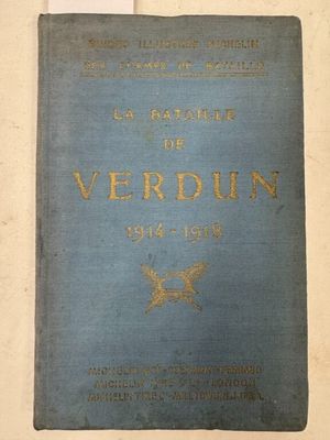 un vieux livre bleu orné d'inscriptions dorées, posé sur une table